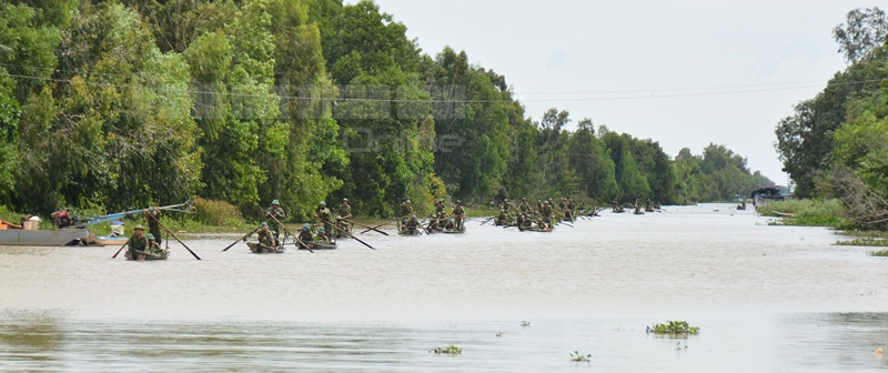 Không chỉ thành thạo kỹ thuật bơi chèo xuồng cơ bản, đơn vị còn huấn luyện nhiều tình huống như chuyển trạng thái từ hành quân sang sẵn sàng chiến đấu. Kỹ năng này sẽ giúp cho bộ đội luôn bảo đảm được tính cơ động, sẵn sàng trong mọi tình huống.